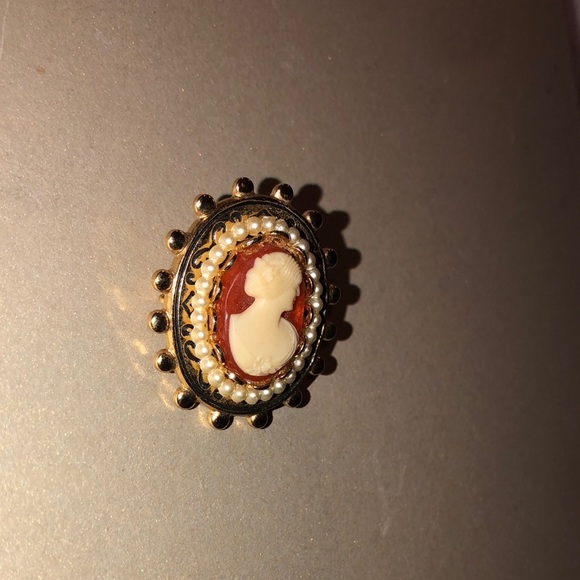 Elegant Victorian Cameo Brooch with Pearl Accents - Picture 2 of 8